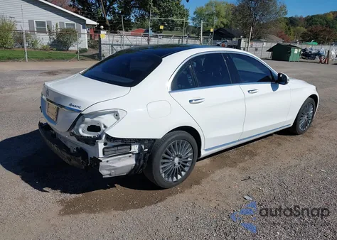 2015 Mercedes-Benz C 300 Luxury 4Matic z USA, uszkodzony, nr VIN 55SWF4KB4FU035020